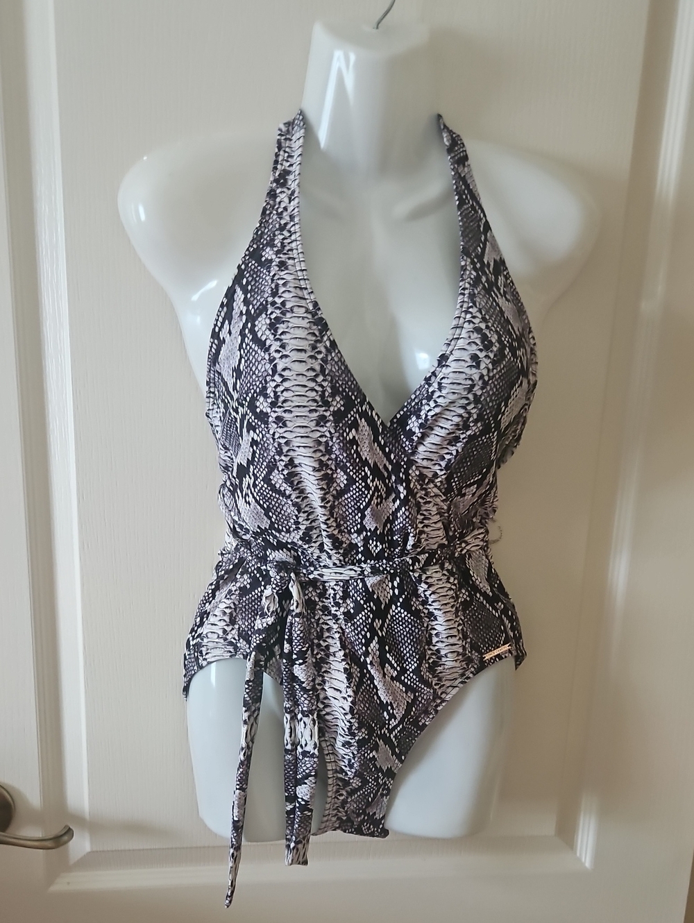 Vince Camuto Onepiece Snake Print Halter Style w Tie Size 10 B&W
